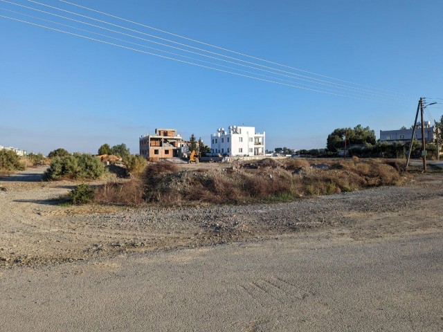 LAND IN ALAYKÖY, CLOSE TO THE VILLAGE CENTER, WITH ROAD, WATER AND ELECTRICITY INFRASTRUCTURE, WITH TWO FLOOR HOUSING PERMITS, 5 DECLARES IN SIZE, SUITABLE FOR INVESTMENT IS FOR SALE.