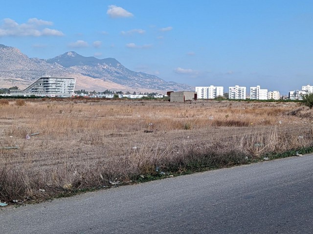 INVESTITIONSLAND IN MİNARELİKÖY, IN DER NÄHE DES ERÜLKÜ-SUPERMARKTS UND DES ERÜLKÜ-KREISES, IN SEHR GUTER LAGE, MIT KAPITEL-96-ZONENGENEHMIGUNG, MIT STRASSEN-, WASSER- UND STROMINFRASTRUKTUR, MIT EINER GRÖSSE VON 17,5 DEKLAREN.