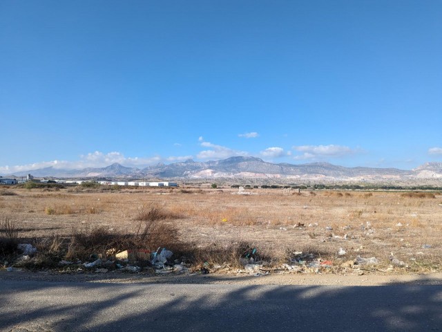 INVESTITIONSLAND IN MİNARELİKÖY, IN DER NÄHE DES ERÜLKÜ-SUPERMARKTS UND DES ERÜLKÜ-KREISES, IN SEHR GUTER LAGE, MIT KAPITEL-96-ZONENGENEHMIGUNG, MIT STRASSEN-, WASSER- UND STROMINFRASTRUKTUR, MIT EINER GRÖSSE VON 17,5 DEKLAREN.