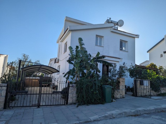 IN HAMİTKÖY, TURK KOÇANLI, 3+1, DUPLEX VILLA WITH FIREPLACE, 205 SQUARE METERS, CLOSED PARKING GARAGE FOR 3 CARS, CONTROLLED ELECTRIC GARDEN GATE AND VARIOUS FRUIT TREES IN THE GARDEN.