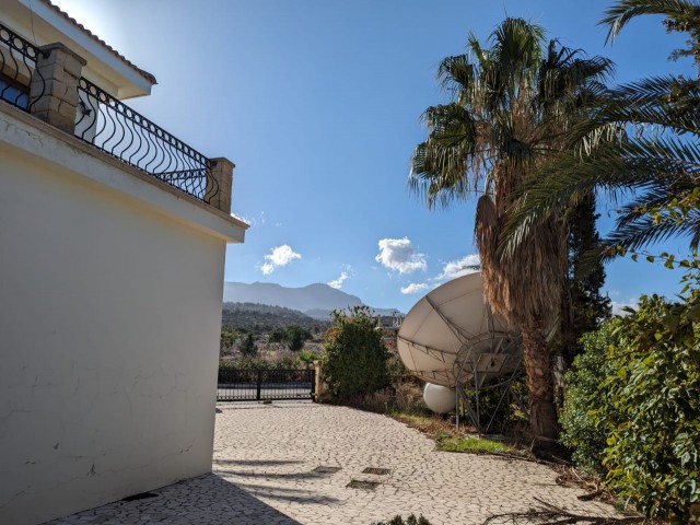 IN ESENTEPE, IN A SEAFRONT LOCATION, WITH EQUIVALENT KOÇANLI, ON A LAND OF 2800 SQUARE FEET SIZE OF 3 EVLEK, WITH 350 SQUARE METERS CLOSED AREA, 4+1, 3 ROOMS WITH ENSUIT, 4 BATHROOMS WITH TOILET, 6X12 SWIMMING POOL IN THE GARDEN, OVEN AND A UNIQUE SEA WITH A BBQ DETACHED, DUPLEX, LUXURY VILLA WITH A