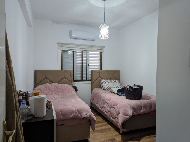 IN YENISEHİR, 3+1, IN A VERY CENTRAL LOCATION (NEXT TO DENIZ PLAZA AND BIG CHEFS), 130 SQUARE METERS, ON THE MAIN STREET, WIDE WELL MAINTAINED FLAT