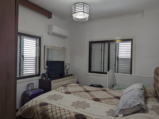 IN YENISEHİR, 3+1, IN A VERY CENTRAL LOCATION (NEXT TO DENIZ PLAZA AND BIG CHEFS), 130 SQUARE METERS, ON THE MAIN STREET, WIDE WELL MAINTAINED FLAT