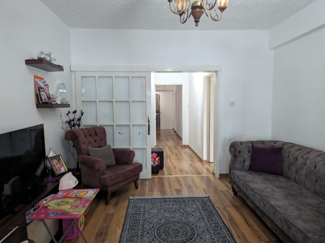 IN YENISEHİR, 3+1, IN A VERY CENTRAL LOCATION (NEXT TO DENIZ PLAZA AND BIG CHEFS), 130 SQUARE METERS, ON THE MAIN STREET, WIDE WELL MAINTAINED FLAT
