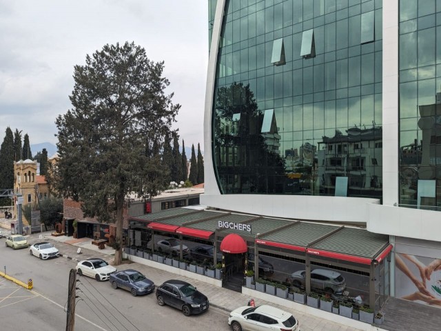 IN YENISEHİR, 3+1, IN A VERY CENTRAL LOCATION (NEXT TO DENIZ PLAZA AND BIG CHEFS), 130 SQUARE METERS, ON THE MAIN STREET, WIDE WELL MAINTAINED FLAT