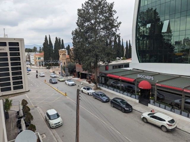 IN YENISEHİR, 3+1, IN A VERY CENTRAL LOCATION (NEXT TO DENIZ PLAZA AND BIG CHEFS), 130 SQUARE METERS, ON THE MAIN STREET, WIDE WELL MAINTAINED FLAT