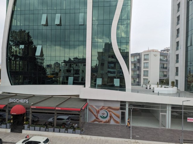 IN YENISEHİR, 3+1, IN A VERY CENTRAL LOCATION (NEXT TO DENIZ PLAZA AND BIG CHEFS), 130 SQUARE METERS, ON THE MAIN STREET, WIDE WELL MAINTAINED FLAT