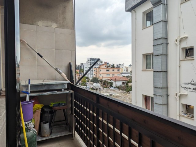 IN YENISEHİR, 3+1, IN A VERY CENTRAL LOCATION (NEXT TO DENIZ PLAZA AND BIG CHEFS), 130 SQUARE METERS, ON THE MAIN STREET, WIDE WELL MAINTAINED FLAT