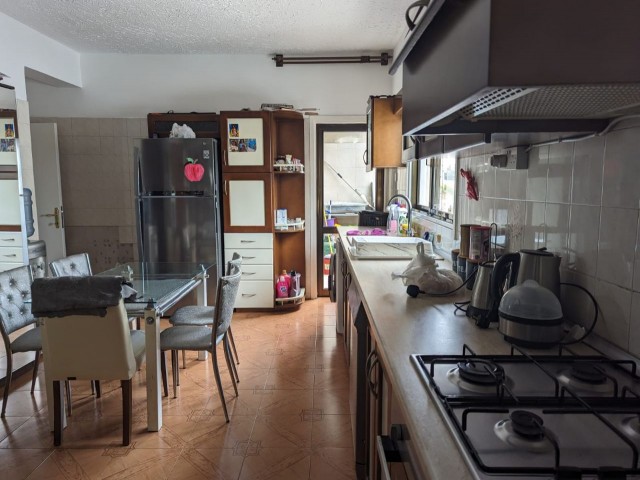 IN YENISEHİR, 3+1, IN A VERY CENTRAL LOCATION (NEXT TO DENIZ PLAZA AND BIG CHEFS), 130 SQUARE METERS, ON THE MAIN STREET, WIDE WELL MAINTAINED FLAT