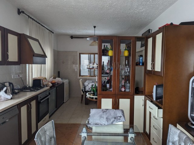 IN YENISEHİR, 3+1, IN A VERY CENTRAL LOCATION (NEXT TO DENIZ PLAZA AND BIG CHEFS), 130 SQUARE METERS, ON THE MAIN STREET, WIDE WELL MAINTAINED FLAT