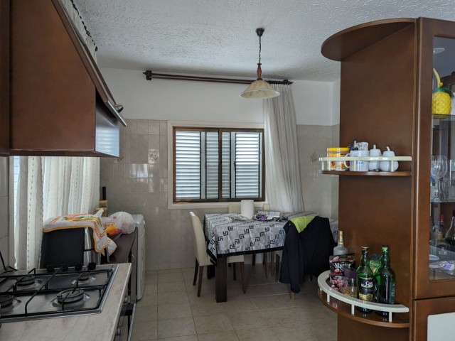 IN YENISEHİR, 3+1, IN A VERY CENTRAL LOCATION (NEXT TO DENIZ PLAZA AND BIG CHEFS), 130 SQUARE METERS, ON THE MAIN STREET, WIDE WELL MAINTAINED FLAT