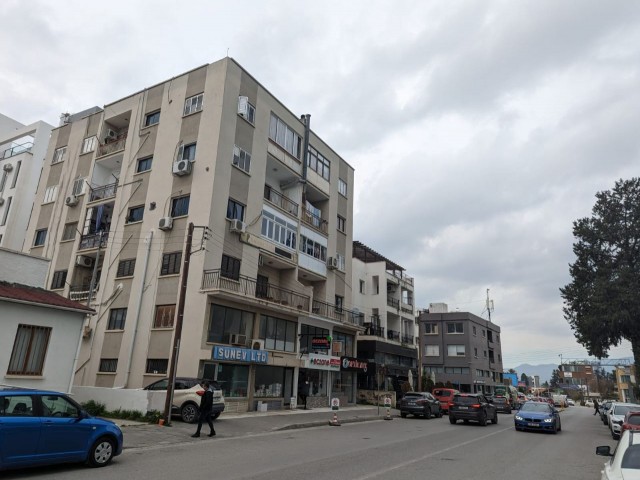 IN YENISEHİR, 3+1, IN A VERY CENTRAL LOCATION (NEXT TO DENIZ PLAZA AND BIG CHEFS), 130 SQUARE METERS, ON THE MAIN STREET, WIDE WELL MAINTAINED FLAT