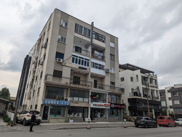 IN YENISEHİR, 3+1, IN A VERY CENTRAL LOCATION (NEXT TO DENIZ PLAZA AND BIG CHEFS), 130 SQUARE METERS, ON THE MAIN STREET, WIDE WELL MAINTAINED FLAT