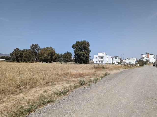 632 Quadratmeter großes Investitionsgrundstück in Haspolat, im nördlichen Teil des Dorfes, in der Nähe der internationalen Universität Zypern, geeignet für den Bau von 8 Wohnungen.