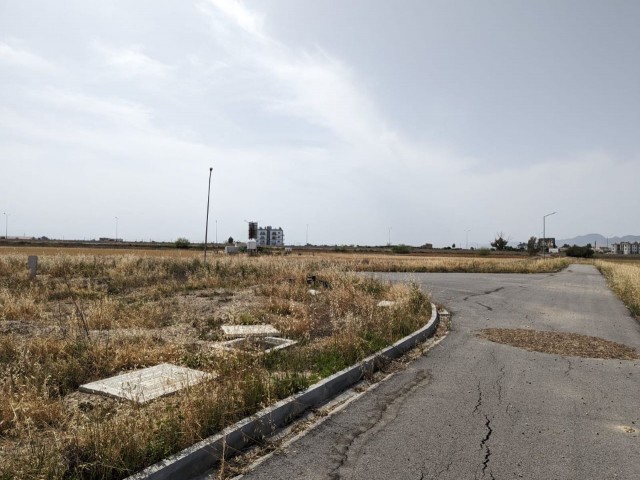 IN BALIKESİR, 5 MINUTEN ZUM FLUGHAFEN ERCAN. GRUNDSTÜCKE ZUM VERKAUF IN SEHR GUTER LAGE, PARZELLIERU