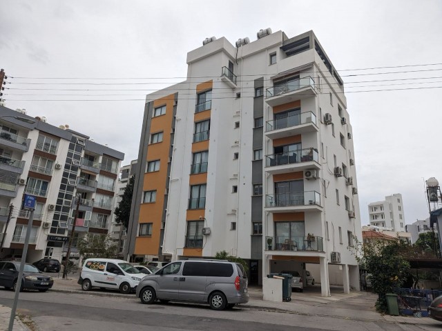 LOCATED IN NICOSIA YENIŞEHİR, IN A CENTRAL LOCATION WITH A VERY HIGH PREFERENCE RATE, 90 SQUARE METERS SIZE, 2+1, FULLY FURNISHED WITH ALL WHITE GOODS AND FURNITURE, INCLUDING AIR CONDITIONERS, DISHWASHER, FOR BOTH USE AND RENTAL PURPOSES IMA SUITABLE, WITH ELEVATOR WELL MAINTAINED, NEW CONDITION FL