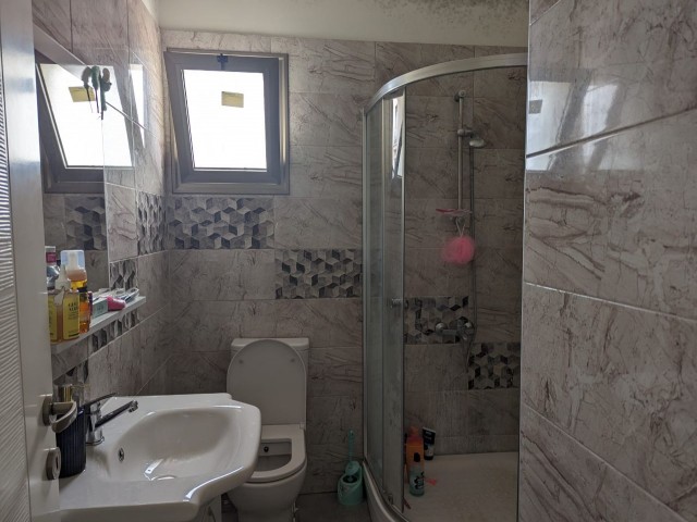 LOCATED IN NICOSIA YENIŞEHİR, IN A CENTRAL LOCATION WITH A VERY HIGH PREFERENCE RATE, 90 SQUARE METERS SIZE, 2+1, FULLY FURNISHED WITH ALL WHITE GOODS AND FURNITURE, INCLUDING AIR CONDITIONERS, DISHWASHER, FOR BOTH USE AND RENTAL PURPOSES IMA SUITABLE, WITH ELEVATOR WELL MAINTAINED, NEW CONDITION FL