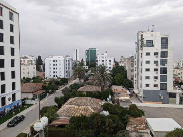 IN NICOSIA YENISEHİR, 3+1, IN SEHR GUTER UND ZENTRALER LAGE, IN DER NÄHE DES BUSTERMINALS, DER MINISTERIEN, DEREBOY, EINKAUFS- UND SOZIALLEBENSBEREICHE, 120 QUADRATMETER, VOLLSTÄNDIG MÖBLIERT, EINSCHLIESSLICH WEISSE WAREN UND MÖBEL, SOWOHL NUTZUNG ALS AUCH INVESTITION ZUR VERMIETUNG ZWECKE KOMFORTAB