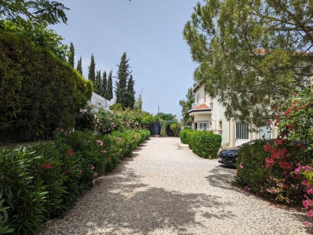 IN GIRNE BEYLERBEYİ (BELLAPAİS), IN A GREAT LOCATION WITH A VERY HIGH PREFERENCE RATE, BUILT ON A LARGE PLOT OF 1445 SQUARE METERS WITH EQUIVALENT KOÇANLI, WITH 5X10 SWIMMING POOL,