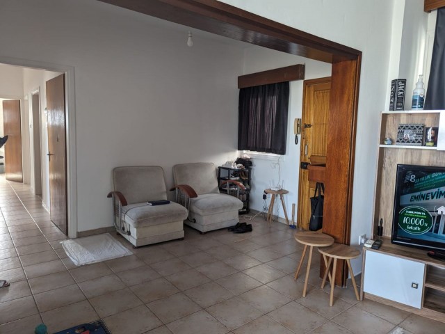 IN ORTAKÖY, LEFKOŞA, TURKISH TITLE DEED, 3+1, IN TEACHERS' APARTMENT, CLOSE TO THE STATE HOSPITAL, ON THE MAIN STREET AND IN A VERY GOOD LOCATION, WELL MAINTAINED APARTMENT