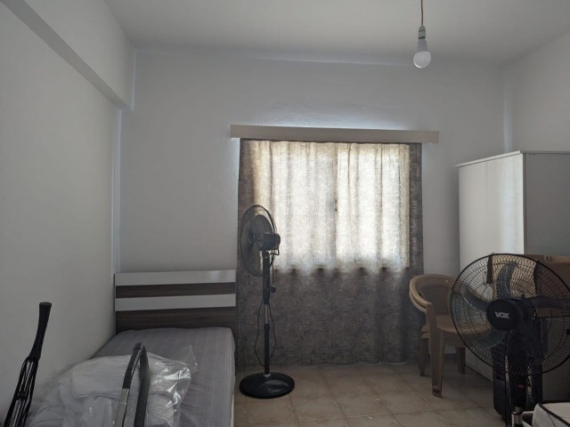 IN ORTAKÖY, LEFKOŞA, TURKISH TITLE DEED, 3+1, IN TEACHERS' APARTMENT, CLOSE TO THE STATE HOSPITAL, ON THE MAIN STREET AND IN A VERY GOOD LOCATION, WELL MAINTAINED APARTMENT