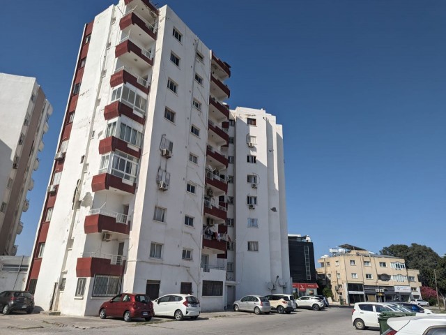 LEFKOŞA ORTAKÖY'DE, TÜRK KOÇANLI, 3+1, DEVLET HASTANESİNE YAKIN ÖĞRETMENLER APARTMANINDA, ANA CADDE ÜZERİNDE VE ÇOK İYİ KONUMDA, BAKIMLI DAİRE