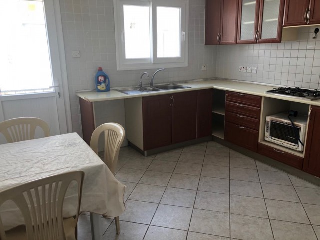 Girne Nusmar Market bölgesinde Satlık 3+1 eşyalı daire