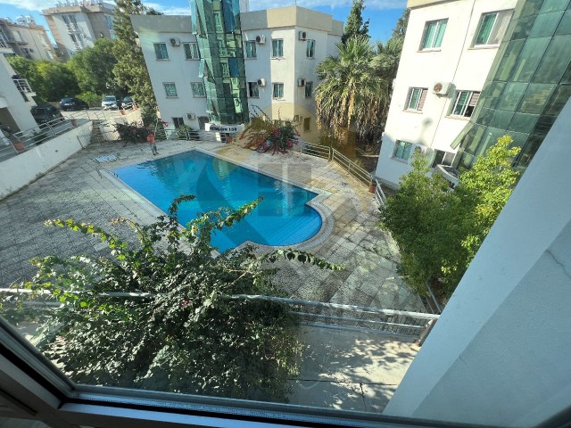 Teilmöblierte 2+1-Wohnung zum Verkauf im Zentrum von Kyrenia mit Pool