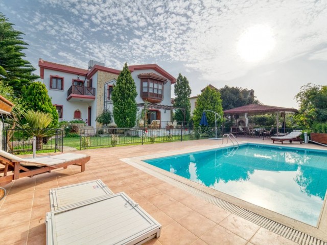 VİLLA PAPAYA, Luxurious, 3-bedroom Bellapais villa, mountain & sea views, amazing reviews