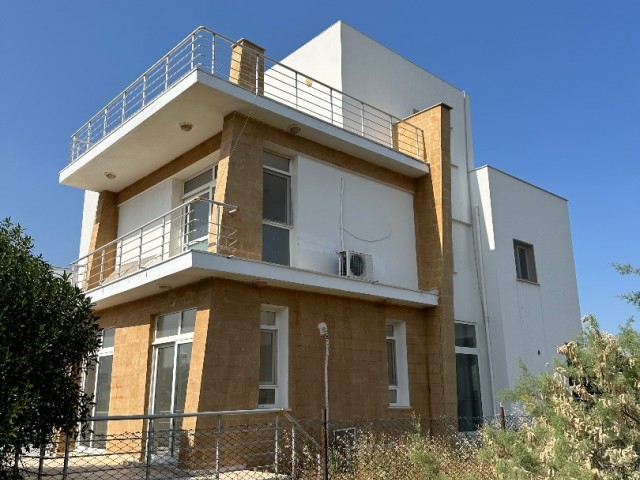 3+1 Villa (Triplex) zum Verkauf in Famagusta, Region Tuzla