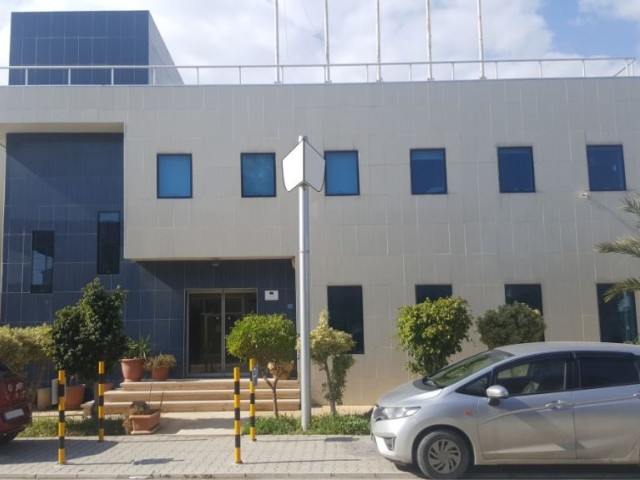 LEFKOŞA SANAYİ'DE OFİSLERİ ,DEPO VE ANTREPOSUYLA KULLANIMA HAZIR SATILIK İŞYERİ