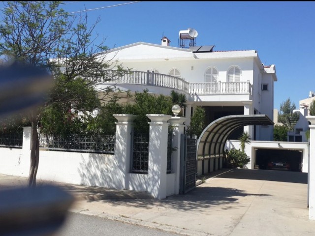 Single Decoupled Villa of 400 m2 on a Double Plot in Yenikent ** 