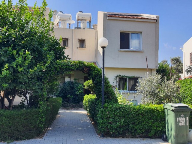 Girne Karaoğlanoğlu'nda Havuzlu sitede Kiralık 3 +1 İkiz Villa