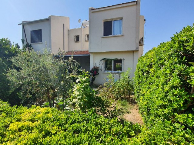 Girne Karaoğlanoğlu'nda Havuzlu sitede Kiralık 3 +1 İkiz Villa