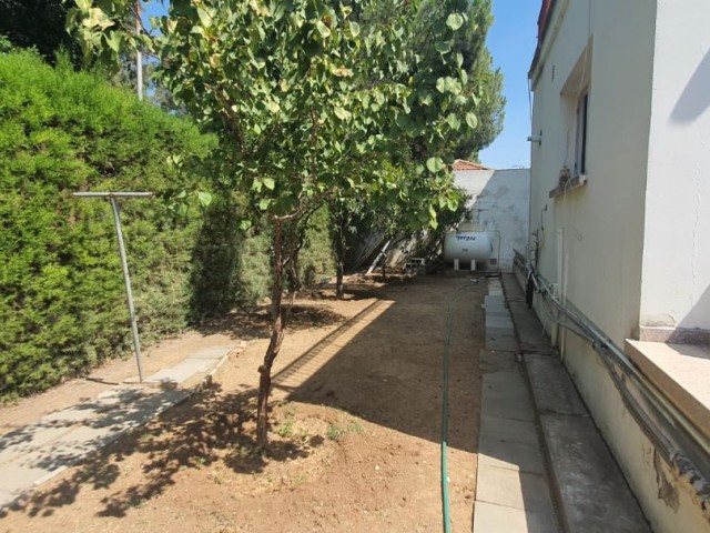 Einfamilienhaus mit großem Garten, geeignet für schule, Kindertagesstätte, Klinik und Büro ** 