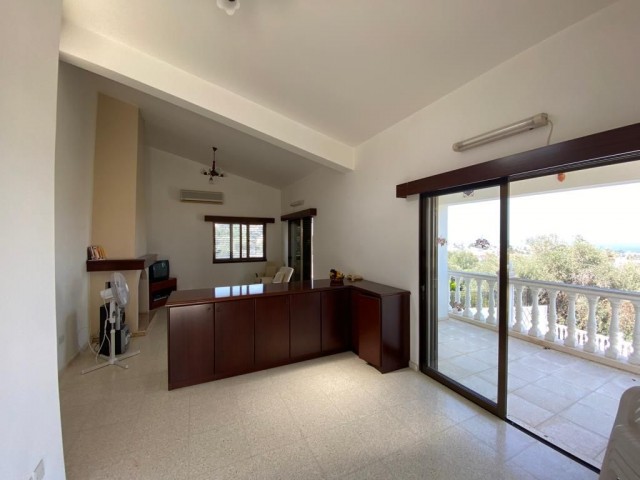 Villa mit 3+1 Gelegenheiten zum Verkauf in Bellapais, Kyrenia