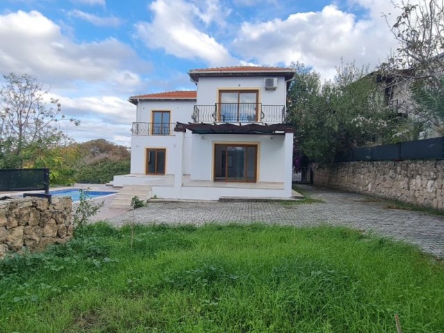 Villa mit Pool im großen Garten in Lapta