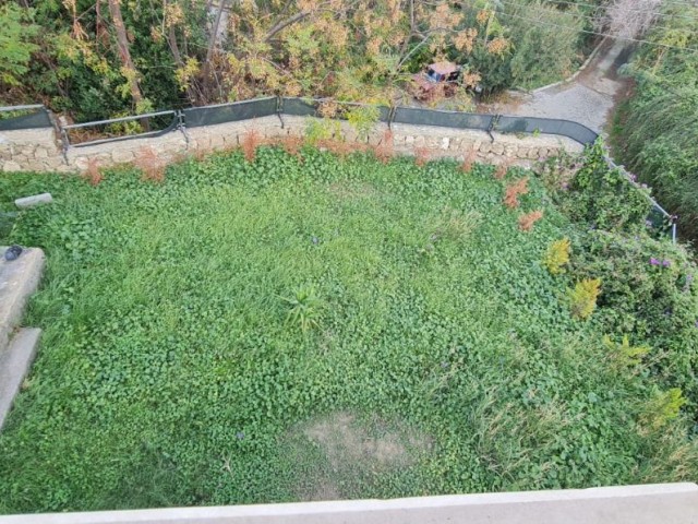 Villa mit Pool im großen Garten in Lapta