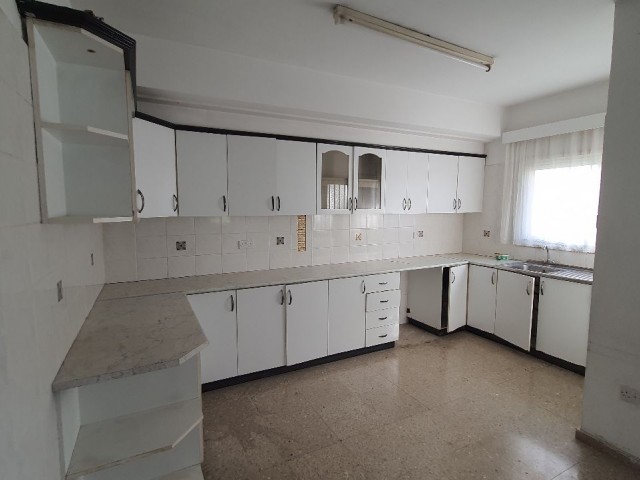 3+1 flat of 135m2 in size, within walking distance of Dereboyu...