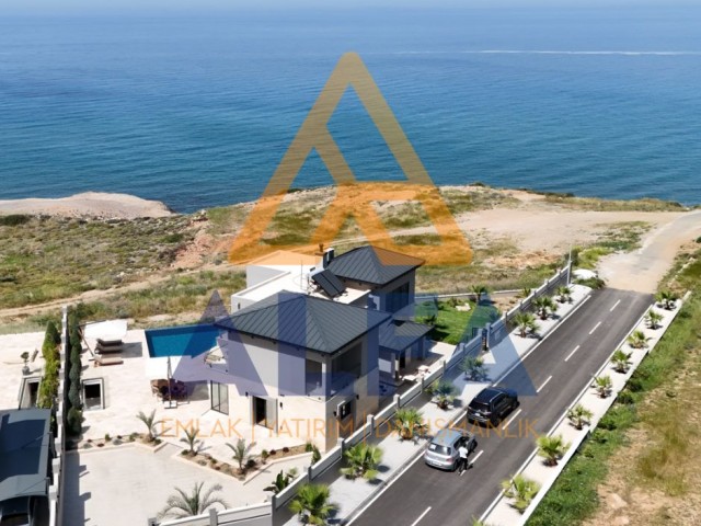 Girne Esentepe Bölgesinde Denize Sıfır Ultra Lüx 4+1 Villa