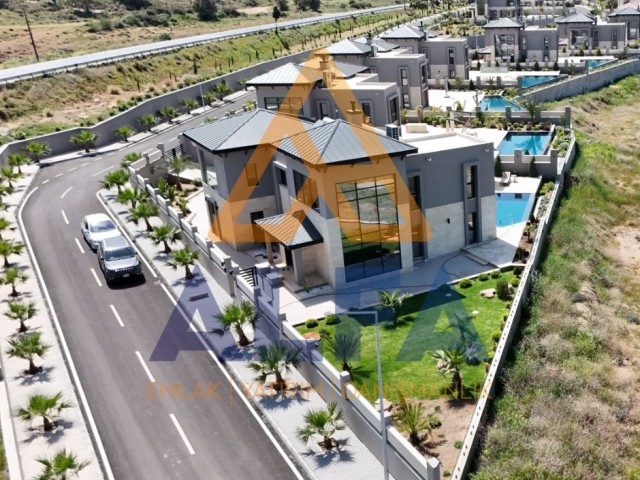 Girne Esentepe Bölgesinde Denize Sıfır Ultra Lüx 4+1 Villa