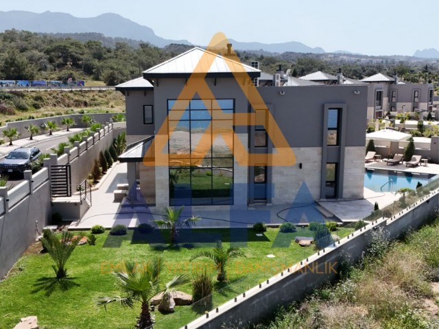 Girne Esentepe Bölgesinde Denize Sıfır Ultra Lüx 4+1 Villa