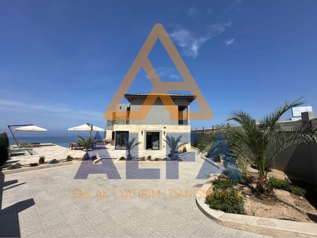 Girne Esentepe Bölgesinde Denize Sıfır Ultra Lüx 4+1 Villa