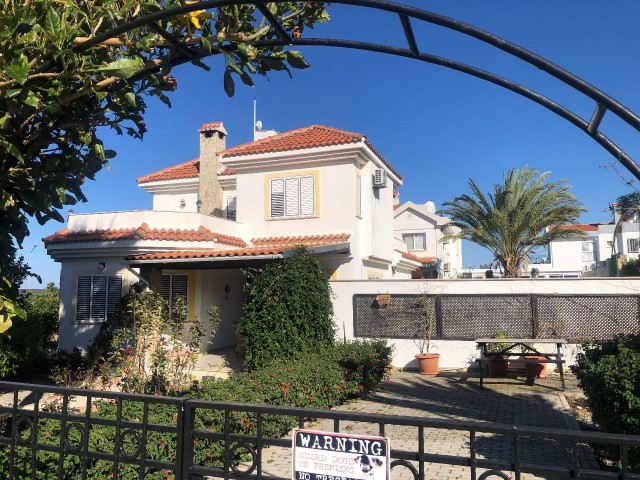 Girne  Edremit  Satılık  Havuzlu  Villa 