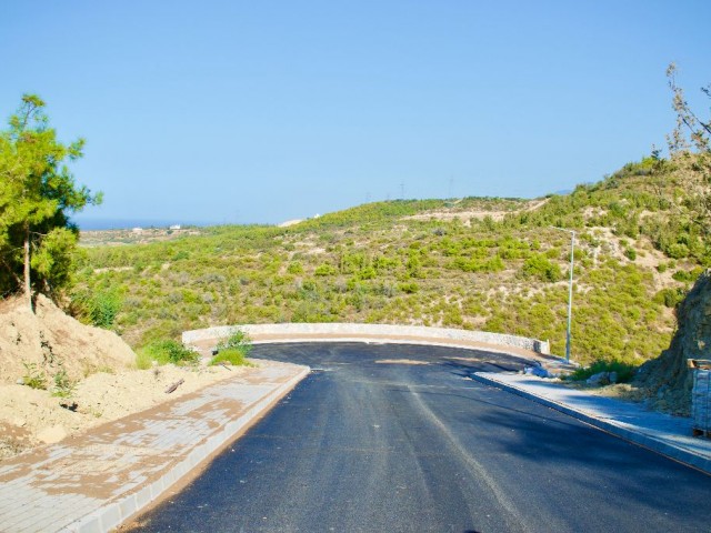 610 m2 - 1200 m2 Grundstücke zum Verkauf in Kyrenia Chatalköy / Panorama-Landschaft ** 