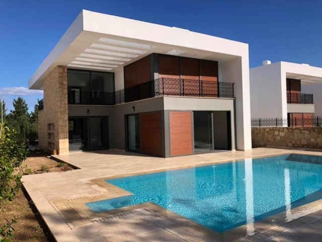 Girne Edremitte Yüksek standartlarda yapılmış Hemen Teslim 4 odalı Satılık Villa