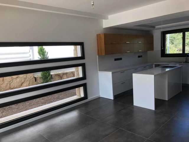 Girne Edremitte Yüksek standartlarda yapılmış Hemen Teslim 4 odalı Satılık Villa