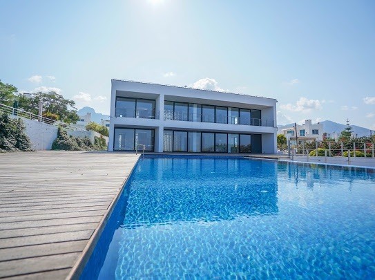 Girne, Çatalköy’de Denize Sıfır Nitelikli Villa 8 Oda & 6 Banyo