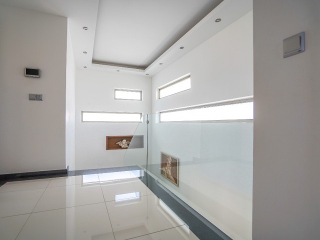 4 + 1 Villa zum Verkauf in Kyrenia Chatalköy / 200MT vom Meer / 7k ① Photovoltaische Sonnenkollektoren / 650m2 Garten / Pool ** 