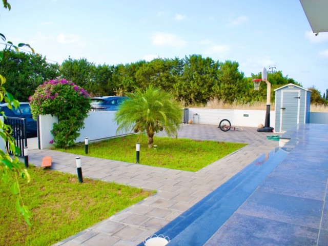 4 + 1 Villa zum Verkauf in Kyrenia Chatalköy / 200MT vom Meer / 7k ① Photovoltaische Sonnenkollektoren / 650m2 Garten / Pool ** 